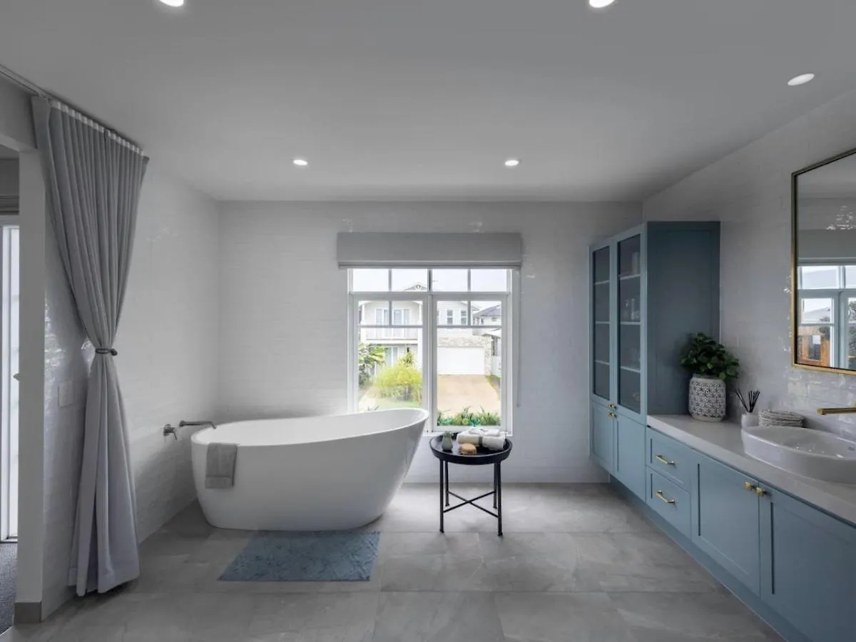Stunning And Luxurious 4-Bedroom Mansion At Rochedale 0*,