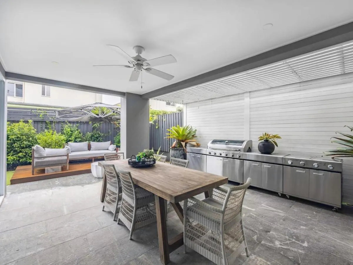 Stunning And Luxurious 4-Bedroom Mansion At Rochedale Australia