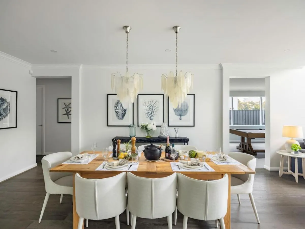 Holiday home Stunning And Luxurious 4-Bedroom Mansion At Rochedale