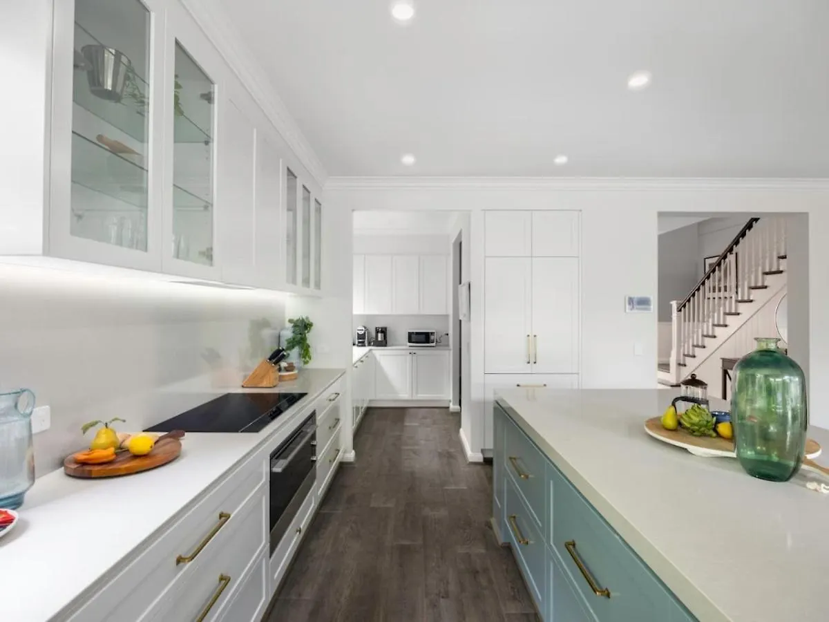 Stunning And Luxurious 4-Bedroom Mansion At Rochedale