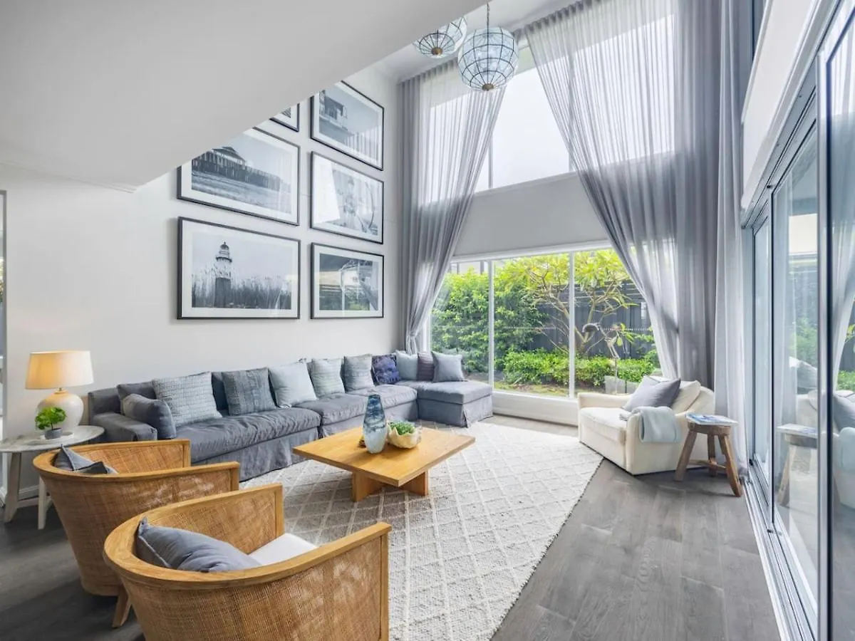 Stunning And Luxurious 4-Bedroom Mansion At Rochedale Holiday home