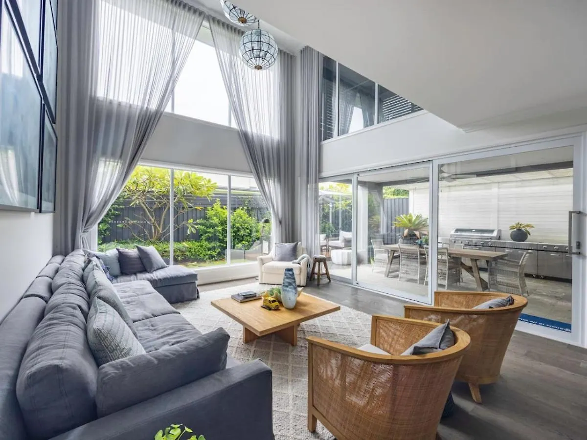 Stunning And Luxurious 4-Bedroom Mansion At Rochedale Australia