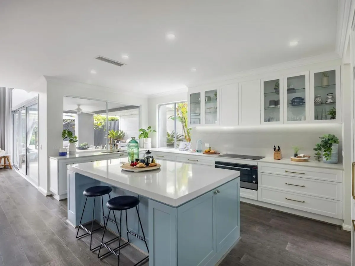 Stunning And Luxurious 4-Bedroom Mansion At Rochedale