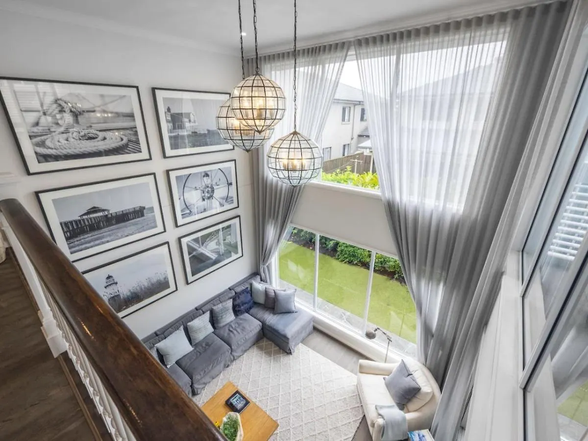 Holiday home Stunning And Luxurious 4-Bedroom Mansion At Rochedale